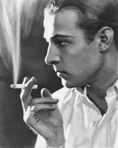 Rodolfo Giugliemi, conocido como Rodolfo Valentino, el primer latin lover del cine mundial. Amigo y presunto amante de Blanca Errázuriz Vergara.